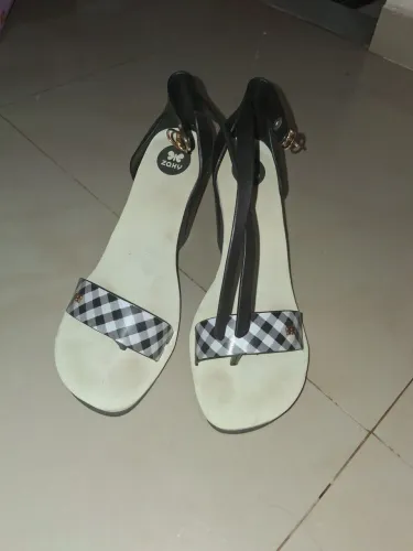 Salto alto zaxy preto e branco