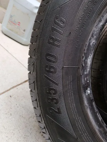 Pneu 235/60R16