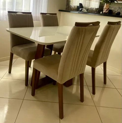 Mesa com 4 cadeiras - Madeira com tampa de vidro
