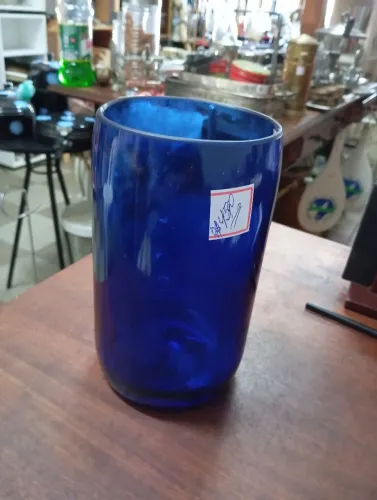 Jarra de vidro azul cobalto  med. 0,20cmt. De altura e 0,12cmt de diâmetro.