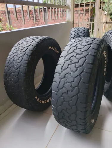 Pneus mais de meia vida retirados de hilux