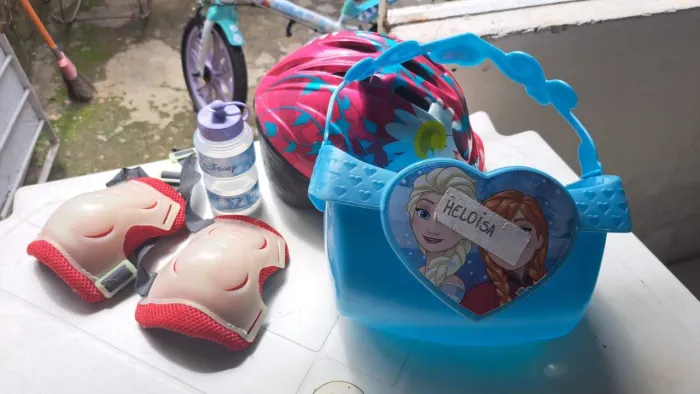 Bicicleta da Frozen com kit de proteção completo