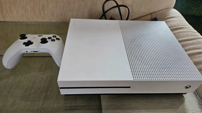 XBOX ONE S 1 TB pouco usado com controle original