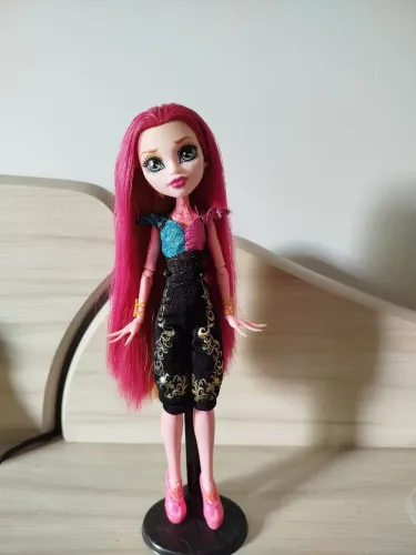 Monster high Gigi grant leia descrição