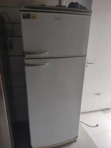 Vendo geladeira para conserto ou remoção de peça
