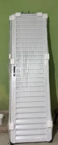 Porta de alumínio veneziana nova