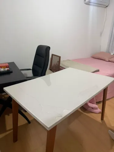 Mesa de Jantar de Madeira com Tampo Branco