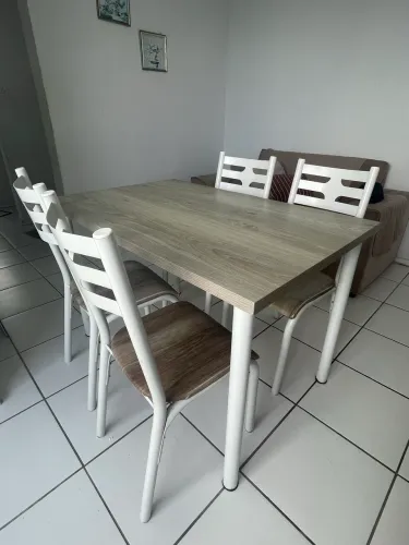 Mesa de jantar super conservada