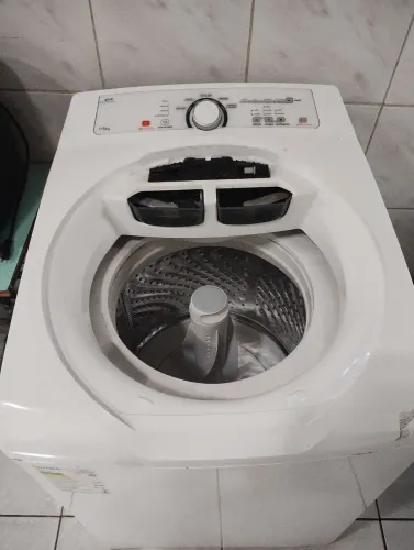 Vendo máquina de lavar roupa da marca ative tem mangueira falta só a tampa e os pés