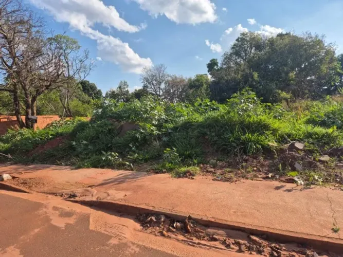Vendo terreno de esquina, lote 9 quadra 320, Rua Urupes esquina com Rua Castelonuevo.