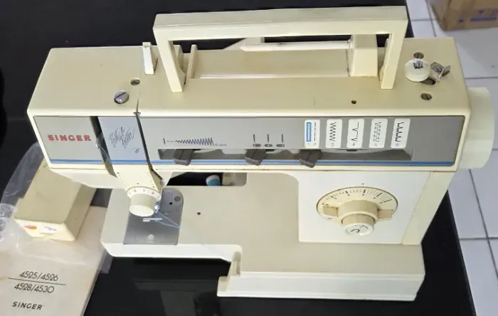 Máquina de costura Singer portátil