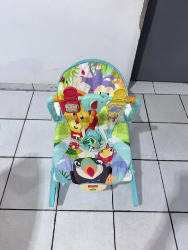 Cadeirinha de balanço para BB toca musiquinha 