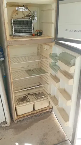 Vendo 2 freezer, 1 geladeira e 1 máquina de lavar com defeitos