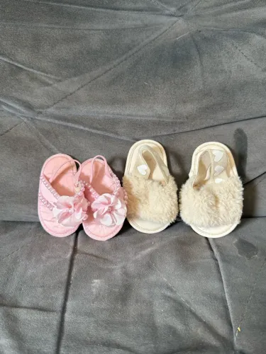 kit 2 sapatinhos de bebê rosa e bege chinelinho rosa e tipo pantufa peluda