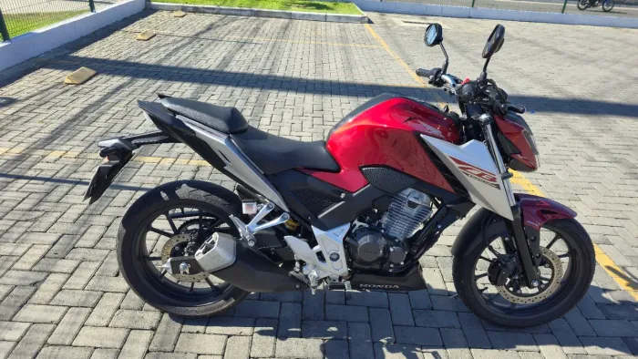 Honda CB300F com ABS 2026
