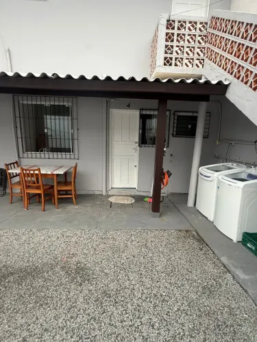 Aluga-se confortável, segura e bem localizada quitinete