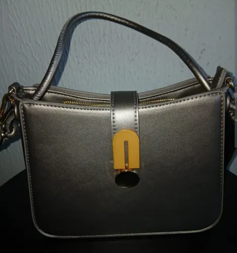 Bolsa de ombro nova.
