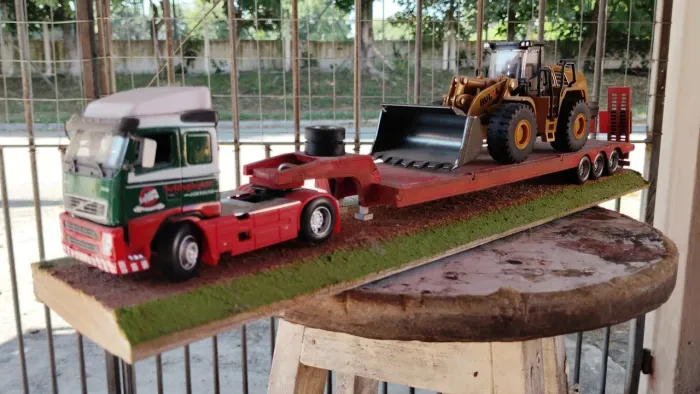 Miniatura carreta volvo escala 1, 50