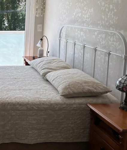 Vendo Cabeceira Baronesa Dom Mascate em Ferro Branco para Cama Box Casal 1,40m