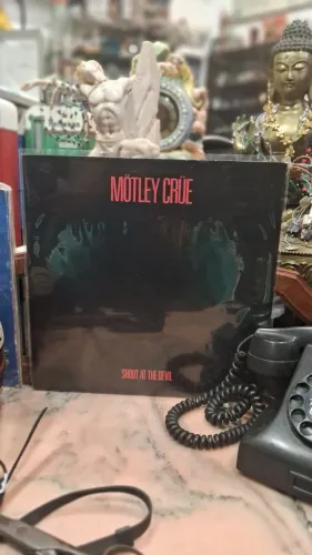 disco de vinil do álbum Shout at the Devil da banda Mötley Crüe