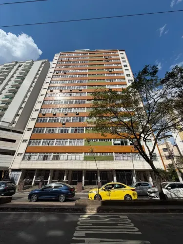 Cobertura 5 quartos toda reformada , com moveis planejados em frente ao colégi