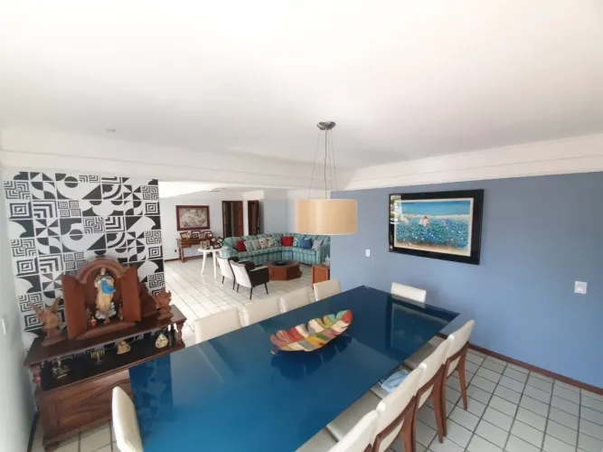 Ótimo apartamento com 240m², 4 quartos, 3 amplas suítes sendo 1 master com closet e hidro.