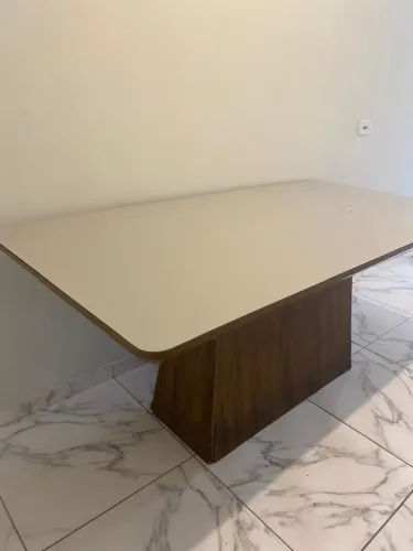 Mesa tampo de vidro e pé madeira