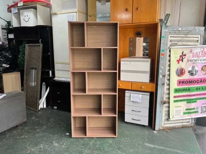 Estante para Livros com 12 Nichos