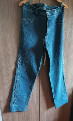 Calça feminina jeans com detalhes em couro