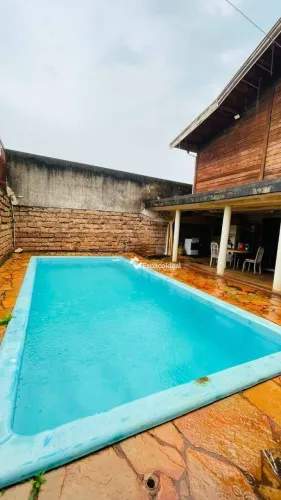 Casa de Madeira Nobre no Centro | 4 Dormitórios e 2 Suítes