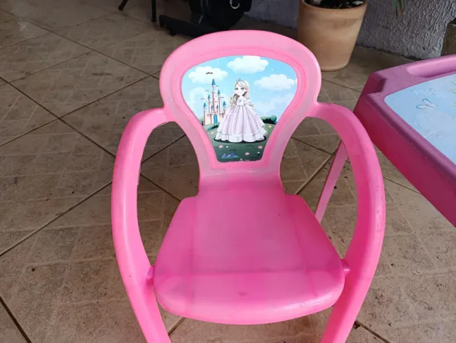 Mesa e cadeira infantil