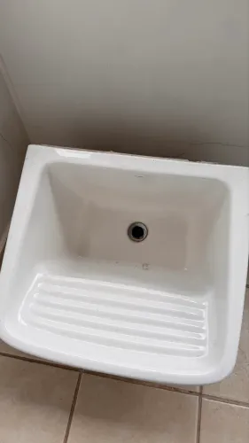 Tanque de louça com base