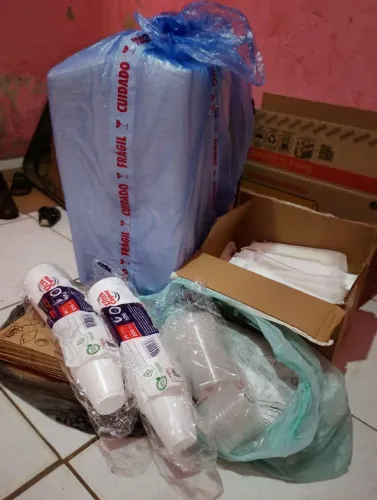 Itens para delivery. Bandeja descartáveis, copos térmicos e sacolas kraft etc.