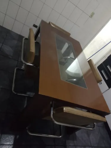 Vendo mesa com 4 cadeiras de couro com estrutura resistente e confortável.