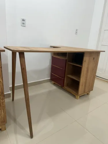 Vendo 4 mesas para manicure ou escrivaninha.