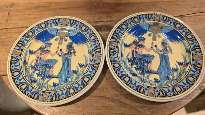 Par de pratos Egípcios que retratam uma cena da vida cotidiana do imperador Tutancamon