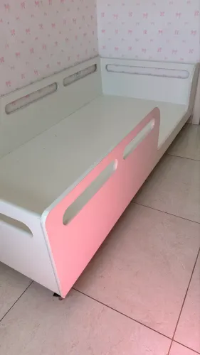 Cama infantil em marcenaria com rodinhas.