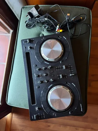 Controladora DJ Pioneer DDJ-WeGO3 (Black) - Completa!
