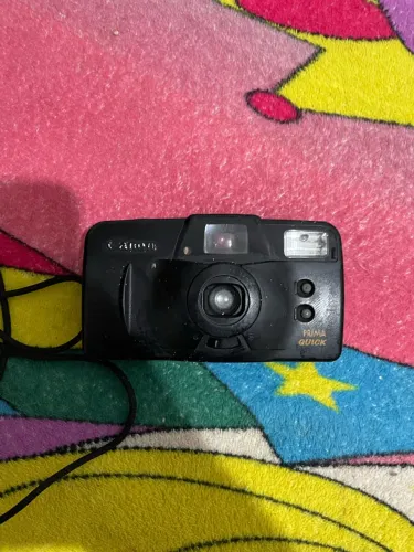 Esta câmera é uma Canon Prima Qui
