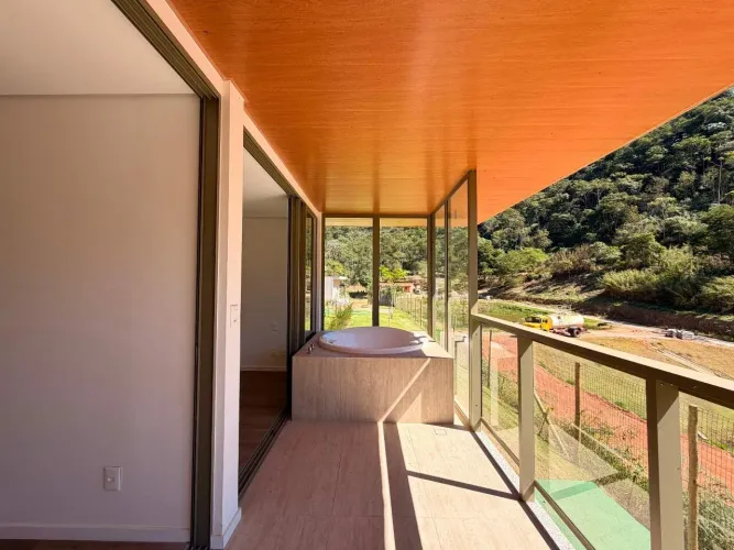 Exclusividade e Sofisticação em Meio à Natureza com Varanda com Spa