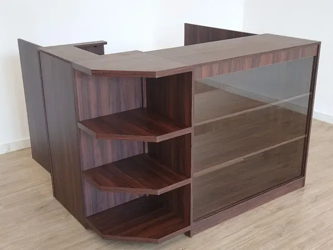 Balcão madeirado com caixa e vitrine novo
