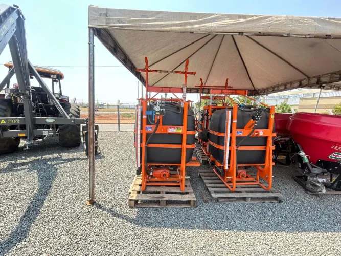 Pulverizador agrícola 600 LTS, barra de 12 mts ( A pronta entrega)