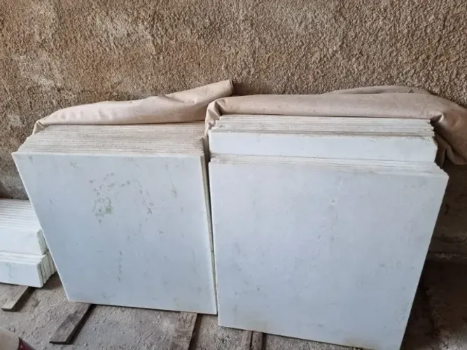 Piso Mármore Branco Peças de Diversos Tamanhos com rodapé
