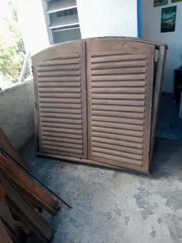 Veneziana - Madeira maciça- Batente de 24,5cm. 