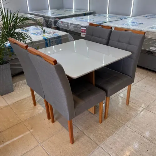 MESA LAQUEADA + 4 CADEIRAS (NOVO)