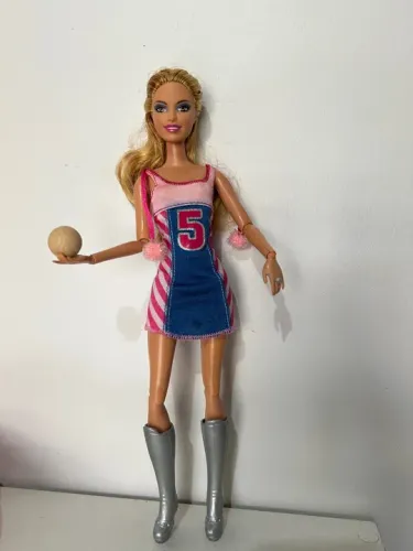 Boneca Barbie com uniforme de basquete
