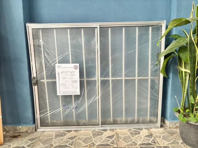 VITRÔ/JANELA DE ALUMÍNIO - 2 FOLHAS COM GRADE