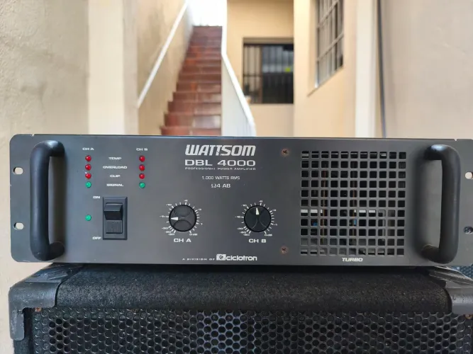 Potência de som. Wattsom DBL 4000. 1000 watts RMS. Ciclotron. Turbo. Bem conservado.