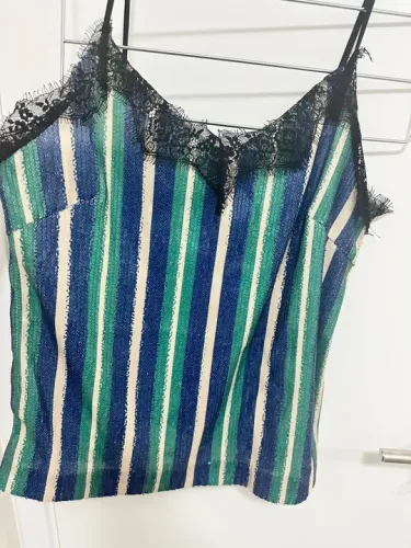 Blusa listrada Azul marinho, verde e branco em miçangas e acabamento em renda.