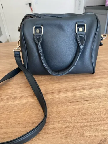 Bolsa preta com alça